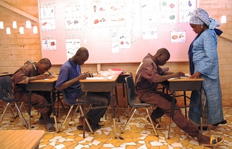 Szkolenia zawodowe i ograniczenie bezrobocia pośród dzieci ulicy Dakaru i okolic